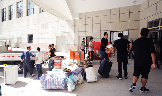 住宿職工高高興興地搬入新居